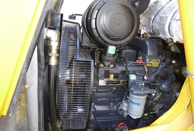 Экскаватор-погрузчик Komatsu WB 97 S - фото № 3