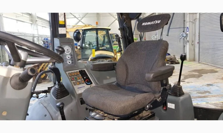 Экскаватор-погрузчик Komatsu WB93R-5EO - фото № 7