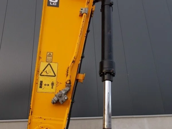 Гусеничный экскаватор JCB JS220LC - фото № 6