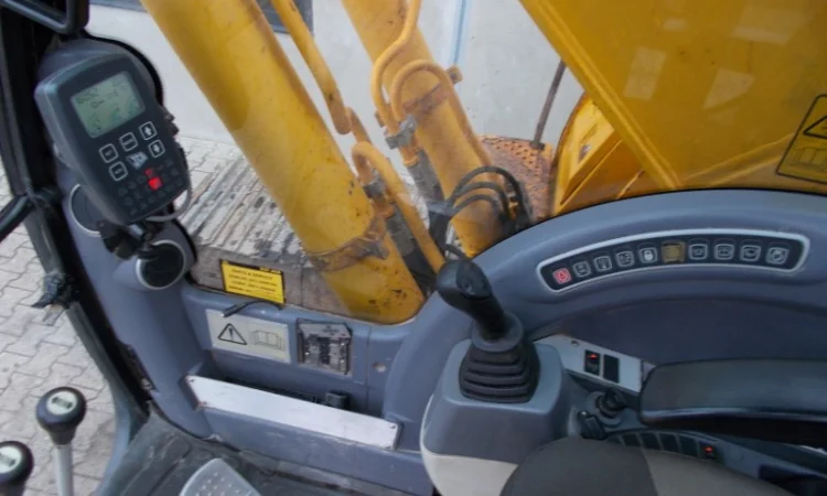 Экскаватор JCB JS200LC на гусеничном ходу - фото № 5