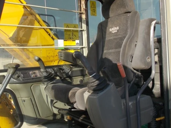 Экскаватор Kato HD1023 III LC на гусеничном ходу - фото № 2