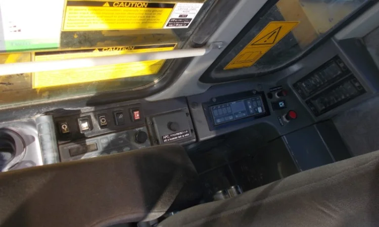 Экскаватор Kato HD1023 III LC на гусеничном ходу - фото № 5