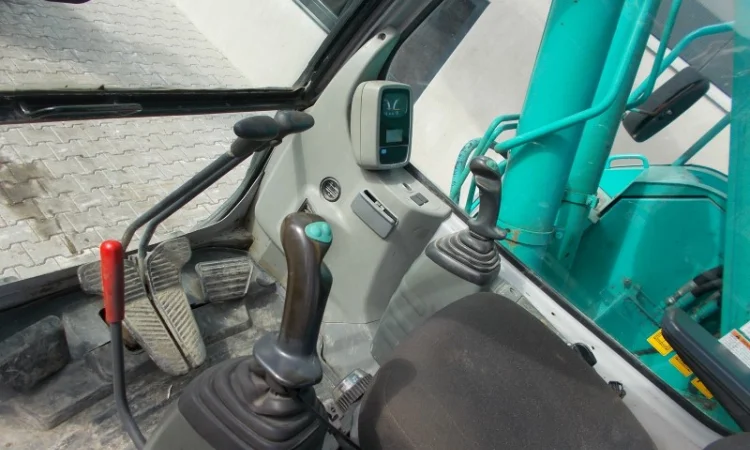 Экскаватор короткого радиуса Kobelco SK235SR на гусеничном ходу - фото № 4