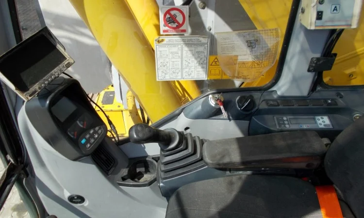 New Holland - экскаватор сверхмалого радиуса Kobelco E235BSR-2 - фото № 3