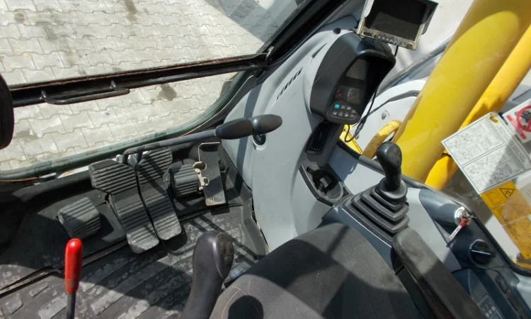 New Holland - экскаватор сверхмалого радиуса Kobelco E235BSR-2 - фото № 4