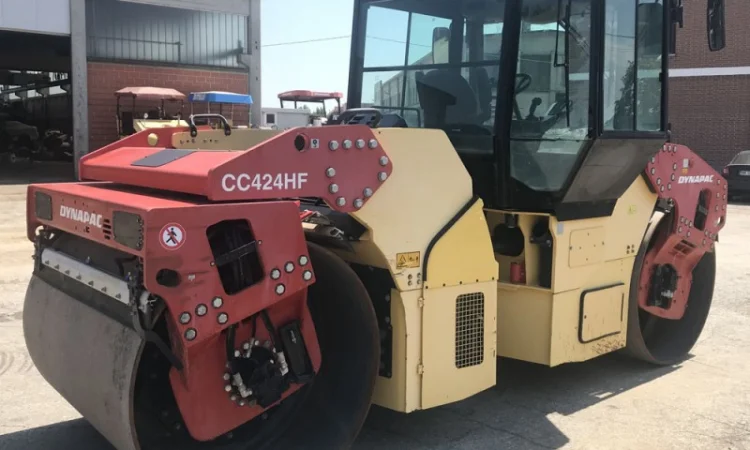 Тандемный каток Dynapac CC 424 HF - фото № 15