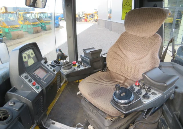 Тандемный каток Bomag BW174 AP-AM - фото № 17