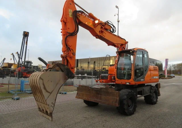 Колесный экскаватор Doosan DX160W. Колесный экскаватор б/у - фото № 1