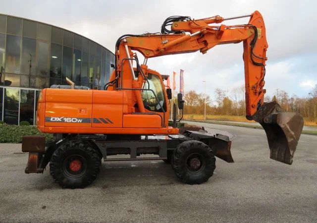 Колесный экскаватор Doosan DX160W. Колесный экскаватор б/у - фото № 2