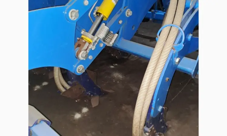 Глубокорыхлитель с внесениeм удобрений Farmet Digger 3 Fert+ Compact - фото № 4