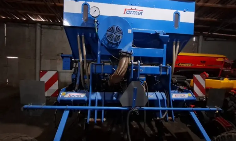 Глубокорыхлитель с внесениeм удобрений Farmet Digger 3 Fert+ Compact - фото № 8