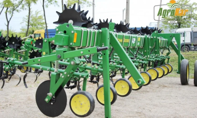 Просапний культиватор John Deere 825 (8 рядів) - фото № 1