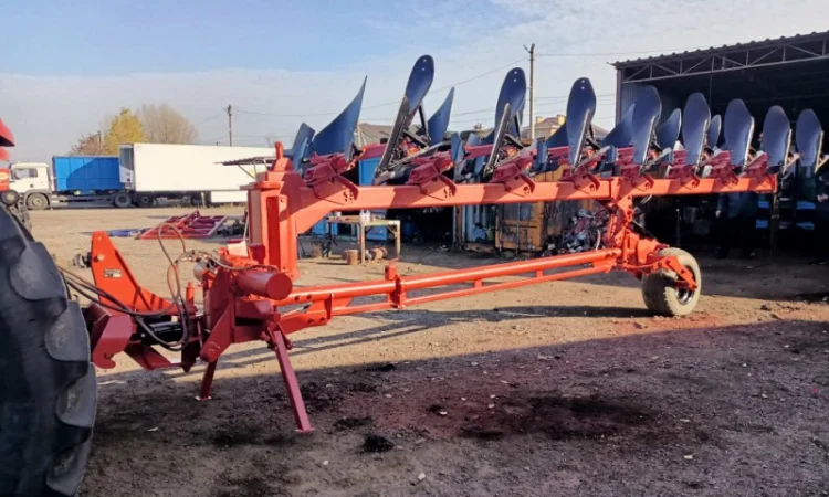 Оборотний плуг Gregoire Besson 8 - фото № 1