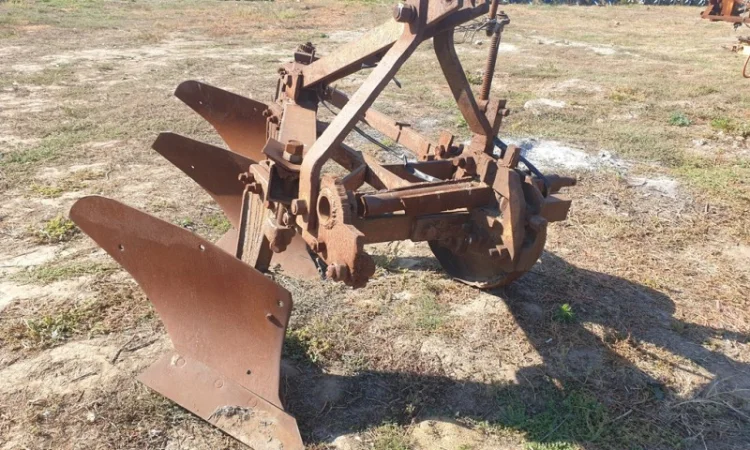 Плуг 3-х корпусный ПЛН-3, 35 б/у - фото № 1