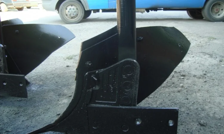 Продам плуг навесной трехкорпусный на высоких стойках ПБЛ 3-35 - фото № 4