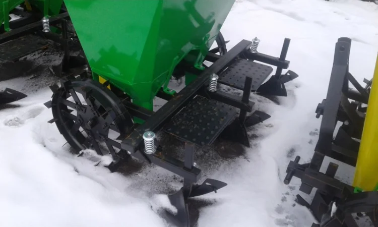 Картоплесаджалка 2-х рядна з бачком для міндобрив - фото № 4