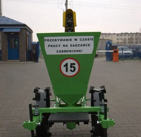 Картофелесажалка 1-рядная польская Бомет на мини-тракторы - фото № 3