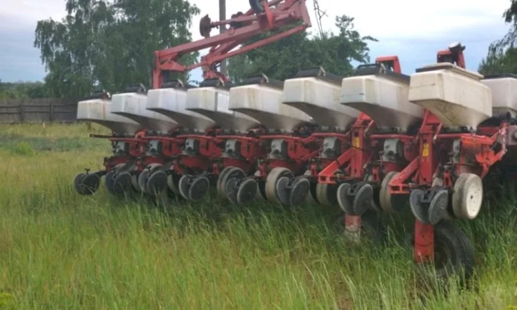 Сеялка пропашная 16-ти рядная пневматическая Massey Ferguson 555 TFF - фото № 4