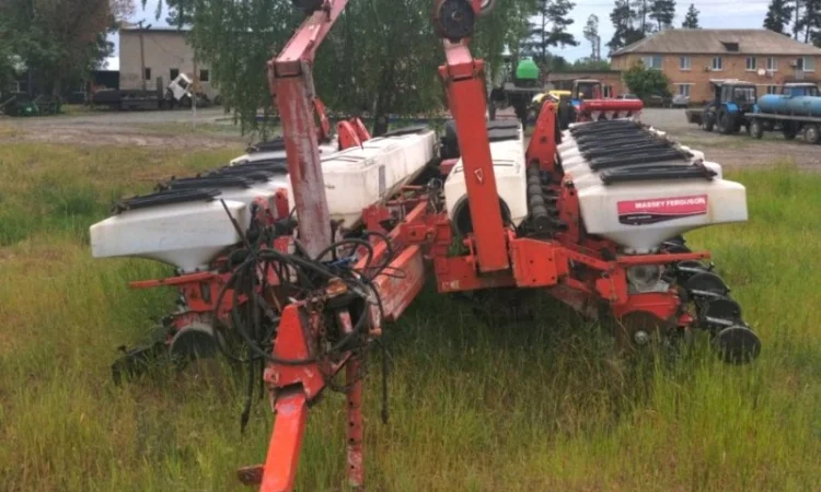 Сеялка пропашная 16-ти рядная пневматическая Massey Ferguson 555 TFF - фото № 2