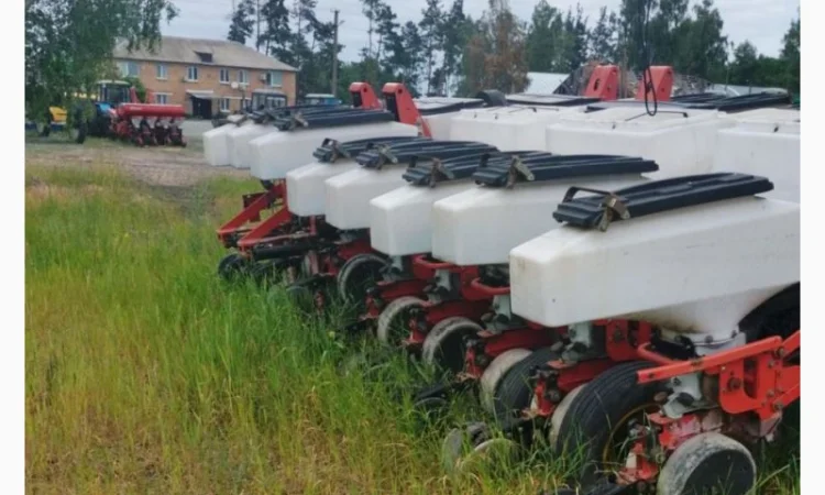 Сеялка пропашная 16-ти рядная пневматическая Massey Ferguson 555 TFF - фото № 3