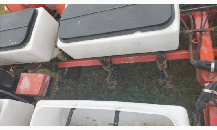 Сеялка пропашная 16-ти рядная пневматическая Massey Ferguson 555 TFF - фото № 6