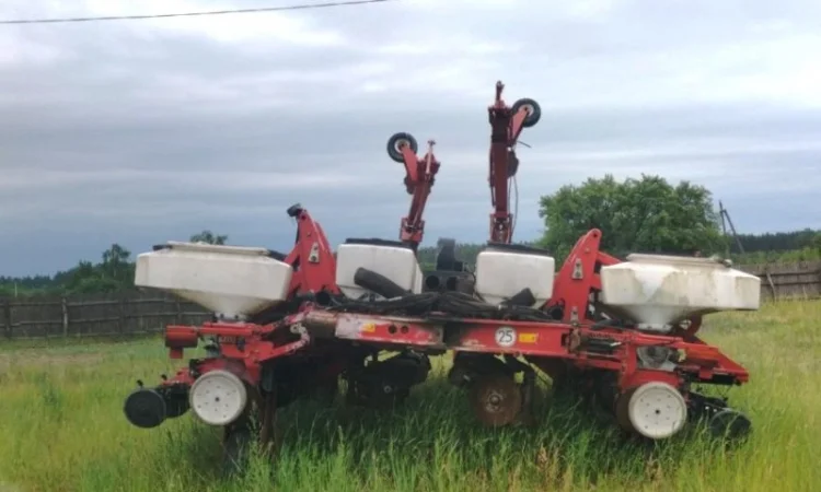 Сеялка пропашная 16-ти рядная пневматическая Massey Ferguson 555 TFF - фото № 8