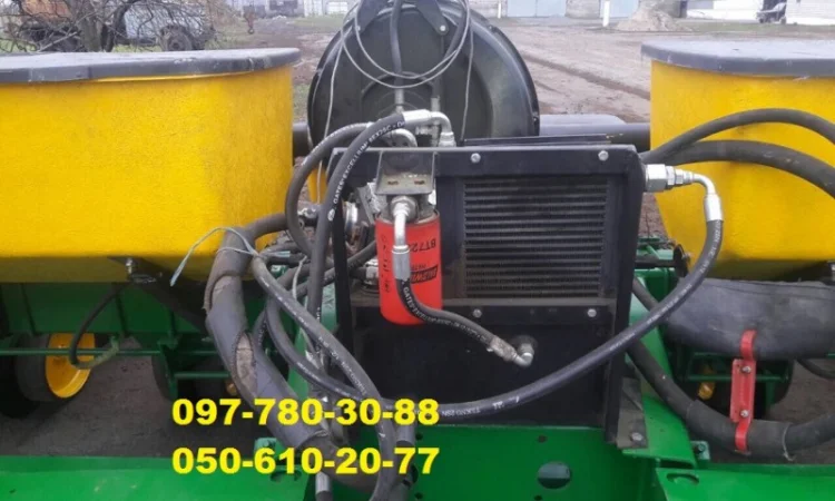 Сеялка пропашная пневматическая JohnDeere 7000 - фото № 1