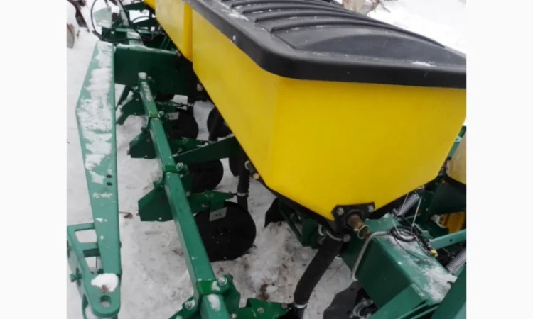 Сеялка точного высева механическая Джон Дир 7000 - фото № 1
