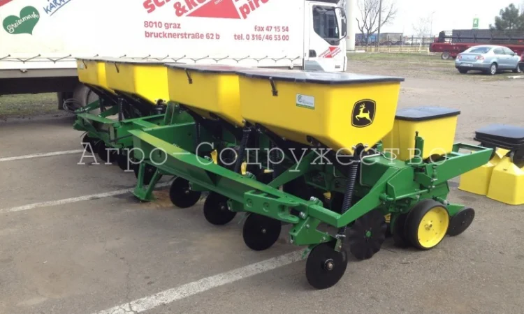 Сеялка пропашная John Deere 7000 (8-рядная, 70 см, удобрения) - фото № 1