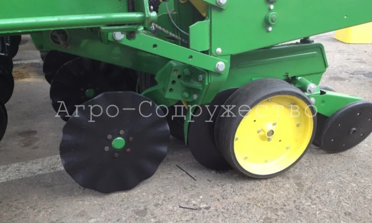Сеялка пропашная John Deere 7000 (8-рядная, 70 см, удобрения) - фото № 3