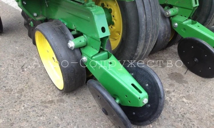 Сеялка пропашная John Deere 7000 (8-рядная, 70 см, удобрения) - фото № 4