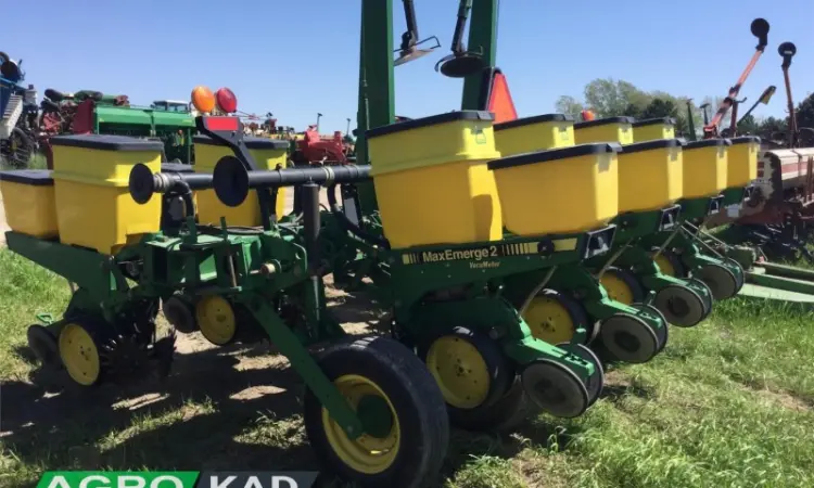 Сеялка пневматическая точного высева JOHN DEERE 7200 - фото № 2