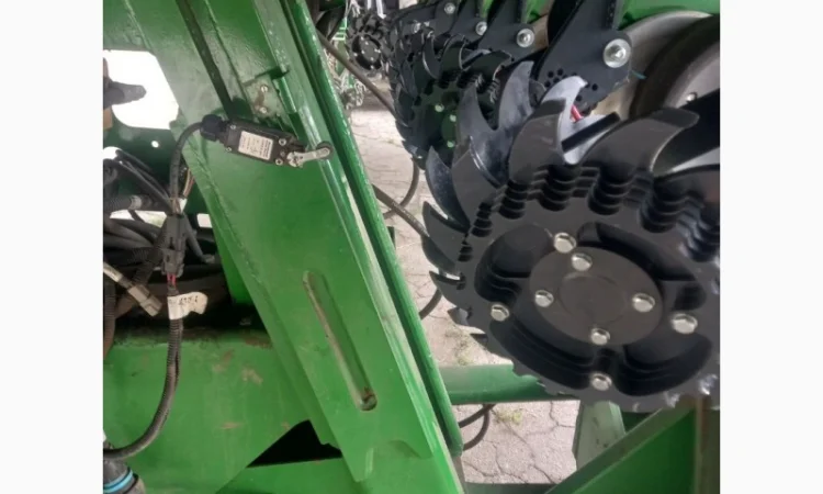 Очиститель рядка на сеялку John Deere 1745 - фото № 1
