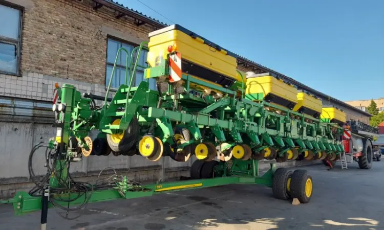 Сеялка точного высева пневматическая John Deere 1745 - фото № 1
