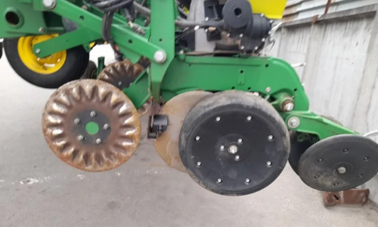 Сеялка точного высева пневматическая John Deere 1745 - фото № 10