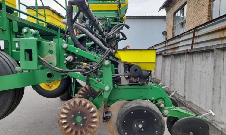 Сеялка точного высева пневматическая John Deere 1745 - фото № 11