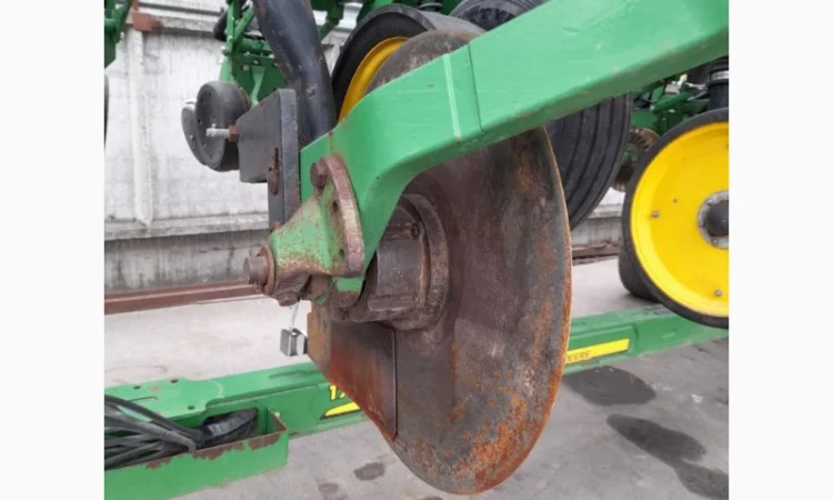 Сеялка точного высева пневматическая John Deere 1745 - фото № 12