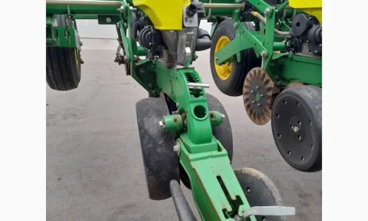 Сеялка точного высева пневматическая John Deere 1745 - фото № 14