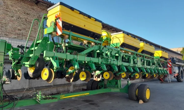 Сеялка точного высева пневматическая John Deere 1745 - фото № 2