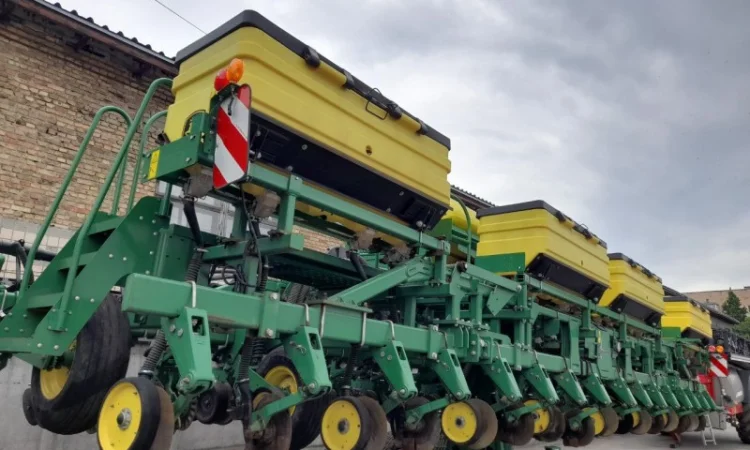 Сеялка точного высева пневматическая John Deere 1745 - фото № 3