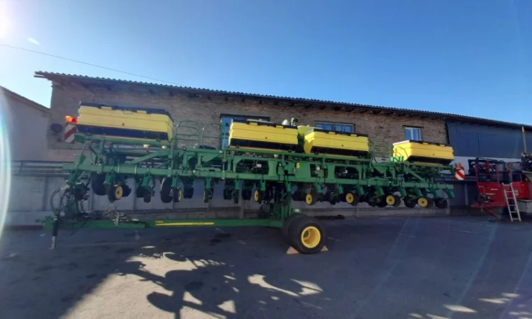 Сеялка точного высева пневматическая John Deere 1745 - фото № 5