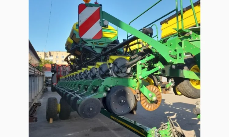 Сеялка точного высева пневматическая John Deere 1745 - фото № 6