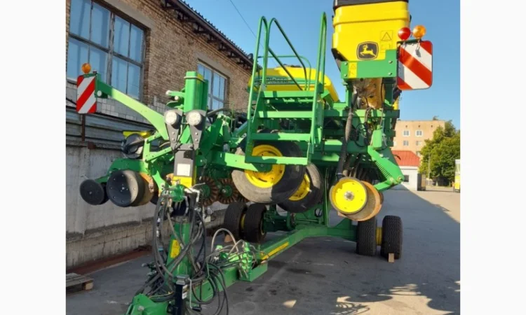 Сеялка точного высева пневматическая John Deere 1745 - фото № 8