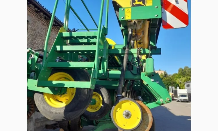 Сеялка точного высева пневматическая John Deere 1745 - фото № 9