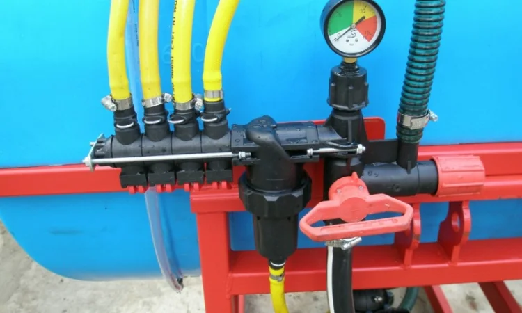 Продам опрыскиватель навесной 1000 литров 14, 16 метров штанга со стабилизацией - фото № 1