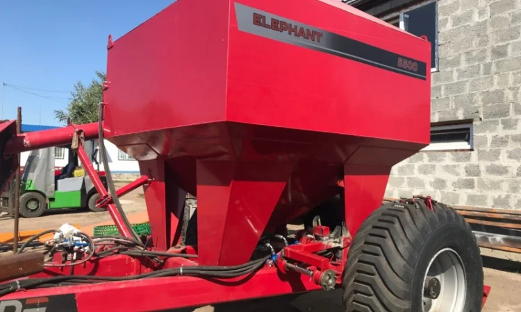 Прицепной пневматический бункер для внесения сухих удобрений ELEPHANT 5500 - фото № 2