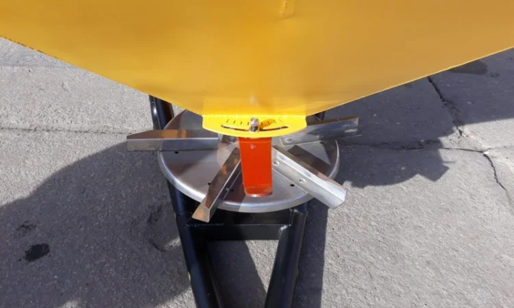 Разбрасыватель мин. удобрений РУН-600 гидравлический - фото № 2