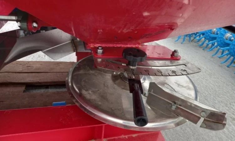 Розкидач мінеральних добрив РНД-1000 - фото № 3