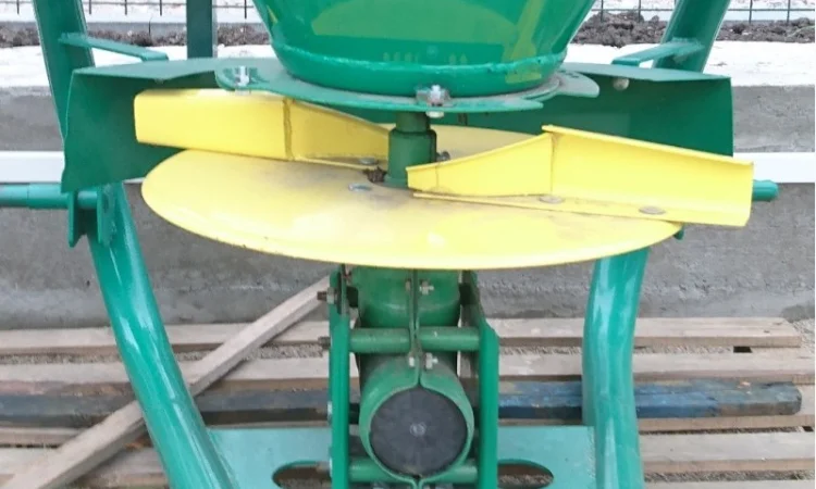 Разбрасыватель минеральных удобрений мвд 0, 7 - фото № 2