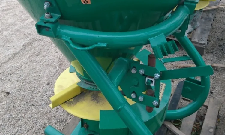 Разбрасыватель минеральных удобрений мвд 0, 7 - фото № 3